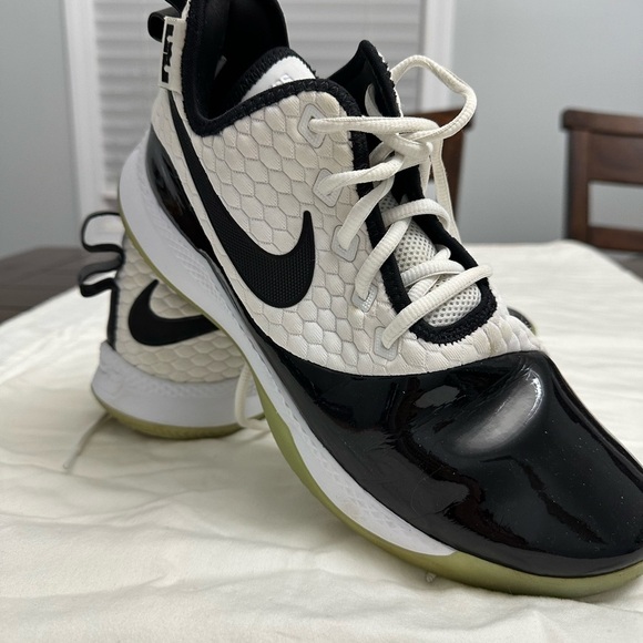 Nike LeBron Witness 3 “Black/White” Basketball Shoes - Picture 1 of 3